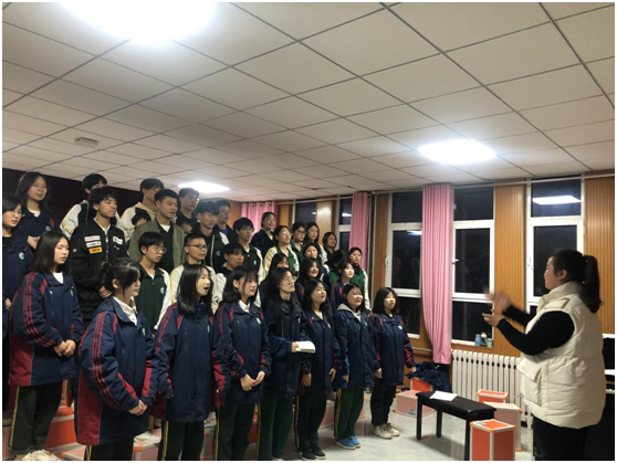 12带领学校合唱团排练第34届中小学生校园文化艺术节曲目.png